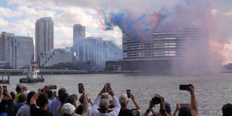 Εμβληματικό-ξενοδοχείο-του-Μαϊάμι-έγινε-σκόνη-σε-λιγότερο-από-20-δευτερόλεπτα