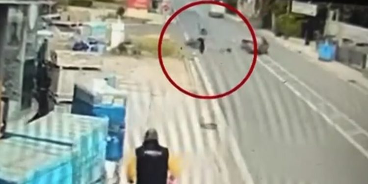 Τροχαίο-στην-Αρτέμιδα:-«Λιποθύμησα-κατευθείαν-και-αυτός-έβαλε-πρώτη-και-έφυγε»-λέει-ο-18χρονος-μοτοσικλετιστής