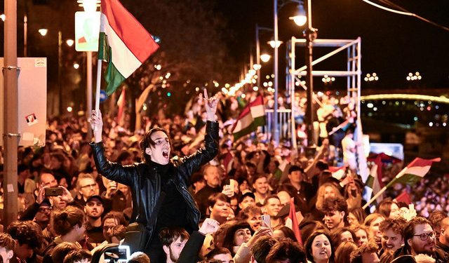 Εκλογές-στην-Ουγγαρία:-Χιλιάδες-πολίτες-στους-δρόμους-γιορτάζουν-την-νίκη-του-Πέτερ-Μάγιαρ-–-Δείτε-φωτογραφίες-και-βίντεο