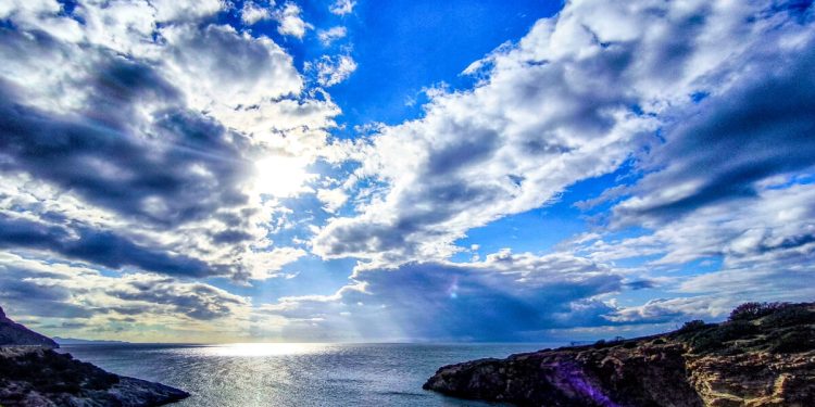 Καιρός-σήμερα:-Άνοδος-της-θερμοκρασίας-στους-24-βαθμούς-–-Συννεφιά-και-τοπικές-βροχές