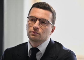 Ο-επικεφαλής-της-γαλλικής-ακροδεξιάς-Μπαρντελά-απέτισε-φόρο-τιμής-στον-«μεγάλο-πατριώτη»-απερχόμενο-πρωθυπουργό-Όρμπαν