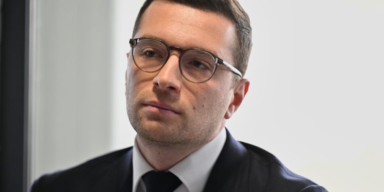 Ο-επικεφαλής-της-γαλλικής-ακροδεξιάς-Μπαρντελά-απέτισε-φόρο-τιμής-στον-«μεγάλο-πατριώτη»-απερχόμενο-πρωθυπουργό-Όρμπαν