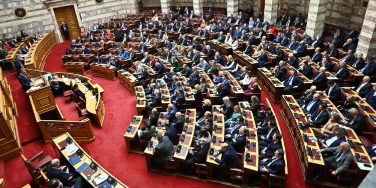 «Εκεχειρία»-τέλος-και-στη-Βουλή:-Αρχίζουν-οι-μάχες-για-ΟΠΕΚΕΠΕ,-κράτος-δικαίου-και…-πτυχία