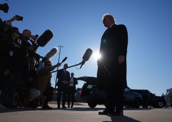 Δημοκρατικός-Γερουσιαστής-κατά-Τραμπ:-Αποτρόπαια-η-επίθεση-στον-Πάπα-–-Θα-επιτεθεί-σε-οποιονδήποτε-για-να-προστατεύσει-τον-εαυτό-του