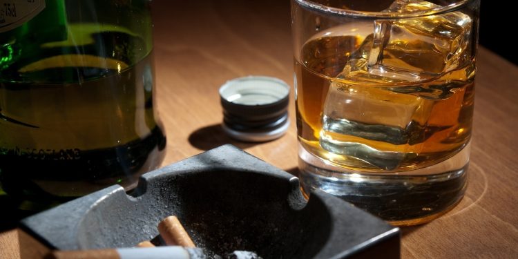 «Μεγάλος-αδελφός»-για-τσιγάρα-και-ποτά-–-Τι-αλλάζει-από-16-Απριλίου