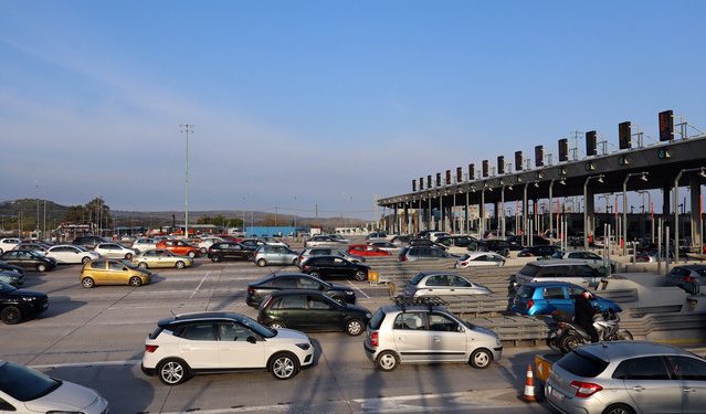 Με-σύμμαχο-τον-καιρό-κορυφώνεται-η-επιστροφή-των-εκδρομέων-του-Πάσχα-–-Αυξημένη-κίνηση-σε-λιμάνια-και-δρόμους