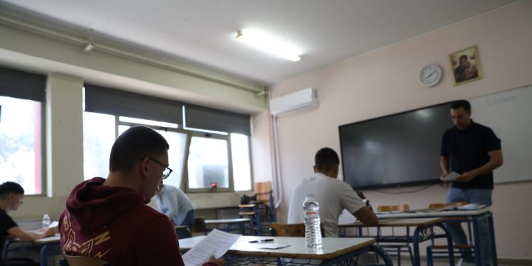 Πανελλήνιες-2026:-Αντίστροφη-μέτρηση-για-τις-εξετάσεις-–-Πότε-ξεκινούν-οι-ενδοσχολικές-και-πότε-κλείνουν-τα-σχολεία