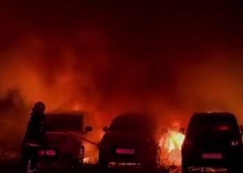 Ηράκλειο:-Φωτιά-σε-χώρο-με-ενοικιαζόμενα-αυτοκίνητα-–-Ζημιές-σε-18-οχήματα,-δείτε-βίντεο