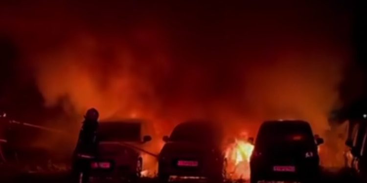 Ηράκλειο:-Φωτιά-σε-χώρο-με-ενοικιαζόμενα-αυτοκίνητα-–-Ζημιές-σε-18-οχήματα,-δείτε-βίντεο