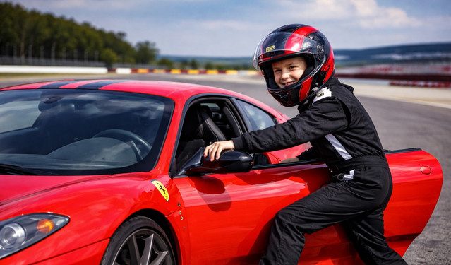 Αυτά-είναι-τα-πιο-πρωτότυπα-δώρα-για-βαφτιστήρια!-Από-οδήγηση-ferrari-σε-πίστα,-με-ειδικά-πεντάλ-για-παιδιά,-έως-και…-  