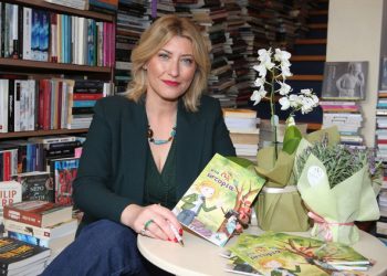 Στο-σαλόνι-της-Σίας-Κοσιώνη-υπάρχουν-έργα-τέχνης,-πάρα-πολλά-βιβλία-και-βλέπουμε-μια-από-τις-μεγαλύτερης-τάσεις-στο-interior-design