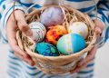 Πώς-να-βάψετε-χρωματιστά-πασχαλινά-αυγά-σε-λίγα-και-εύκολα-βήματα