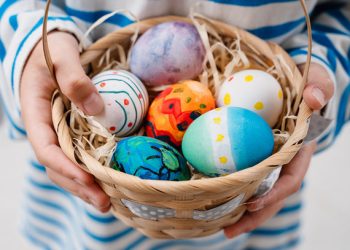 Πώς-να-βάψετε-χρωματιστά-πασχαλινά-αυγά-σε-λίγα-και-εύκολα-βήματα