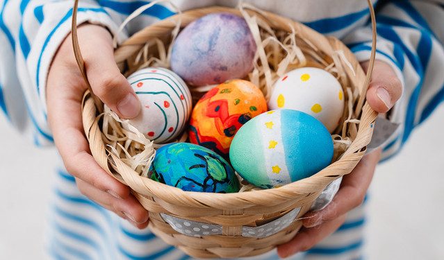Πώς-να-βάψετε-χρωματιστά-πασχαλινά-αυγά-σε-λίγα-και-εύκολα-βήματα