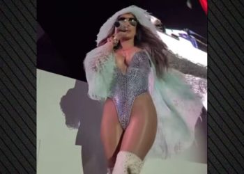 Η-Τζένιφερ-Λόπεζ-εμφανίστηκε-στο-coachella-με-ασημένιο-κορμάκι-και-πουπουλένιο-πανωφόρι:-Ευτυχισμένη-αυτή-η-περίοδος-της-ζωής-μου,-έγραψε
