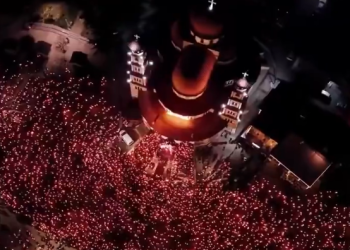 Γέμισαν-από-κόσμο-οι-δρόμοι-της-Κορυτσάς-για-την-Ανάσταση,-το-εντυπωσιακό-βίντεο-από-drone