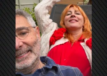 Ο-Θοδωρής-Αθερίδης-πόζαρε-με-τη-Σμαράγδα-Καρύδη-στο-instagram