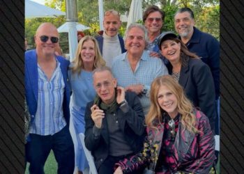 Η-Νία-Βαρντάλος-γιόρτασε-το-ελληνικό-Πάσχα-στην-Αμερική-με-τον-σύντροφό-της:-Μαζί-τους-και-ο-Τομ-Χανκς-με-τη-Ρίτα-Γουίλσον