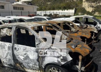 Ηράκλειο:-Εικόνες-καταστροφής-από-την-φωτιά-σε-χώρο-με-ενοικιαζόμενα-αυτοκίνητα-–-Κάηκαν-σχεδόν-τα-μισά