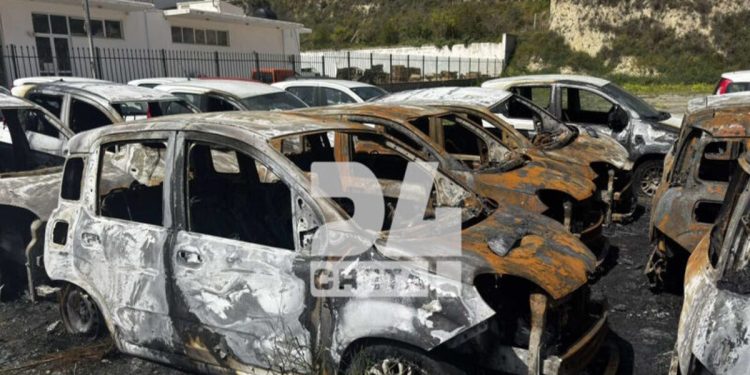 Ηράκλειο:-Εικόνες-καταστροφής-από-την-φωτιά-σε-χώρο-με-ενοικιαζόμενα-αυτοκίνητα-–-Κάηκαν-σχεδόν-τα-μισά