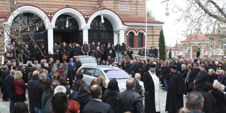 Κηδεία-Στέφανου-Μπορμπόκη:-Συγκίνηση-στο-τελευταίο-«αντίο»-στον-παλαίμαχο-ποδοσφαιριστή