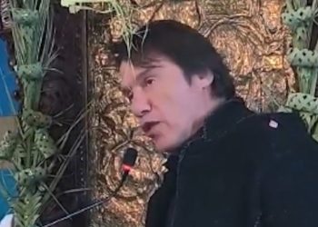 Στράτος-Τζώρτζογλου:-Απήγγειλε-το-«Πιστεύω»-μπροστά-στον-ιερέα-που-τον-βοήθησε-στη-μάχη-με-την-κατάθλιψη