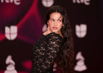 h-loli-bahia-είναι-πολλά-περισσότερα-από-το-κορίτσι-της-rosalia:-Ένα-it-girl-που-λατρεύουν-οι-πασαρέλες-και-χαλαρώνει-παίζοντας-τρομπόνι