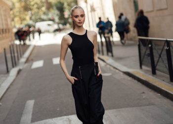 tank-tops-2026:-το-πιο-απλό-κομμάτι-της-γκαρνταρόμπας,-γίνεται-ο-πρωταγωνιστής-της-σεζόν