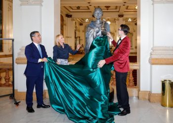 Στην-Όπερα-του-Σάο-Πάολο-το-εμβληματικό-γλυπτό-του-Νίκου-Φλώρου-με-τη-μορφή-της-Μαρίας-Κάλλας!