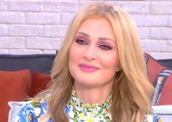 Η-Νατάσα-Θεοδωρίδου-αγκαλιά-με-τη-μαμά-της-–-Τα-ποντιακά-και-το-μήνυμα-στον-Ρουβά