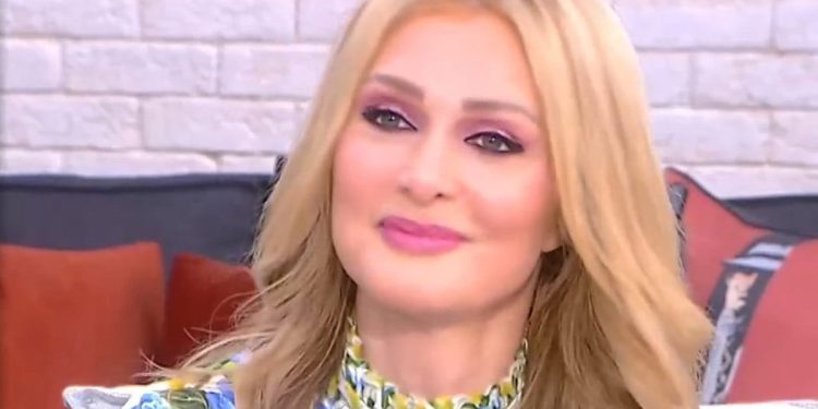 Η-Νατάσα-Θεοδωρίδου-αγκαλιά-με-τη-μαμά-της-–-Τα-ποντιακά-και-το-μήνυμα-στον-Ρουβά