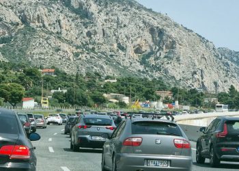 Σε-εξέλιξη-η-επιστροφή-των-εκδρομέων:-Πάνω-από-660.000-ΙΧ-αναμένονται-στην-Αττική-–-«Στο-κόκκινο»-η-Αθηνών-Κορίνθου