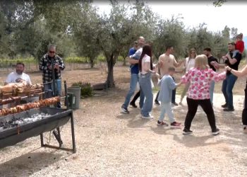 Πάσχα-σε-κάθε-γωνιά-της-Ελλάδας-–-Σούβλες,-χορός-και-πατροπαράδοτα-εδέσματα