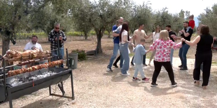 Πάσχα-σε-κάθε-γωνιά-της-Ελλάδας-–-Σούβλες,-χορός-και-πατροπαράδοτα-εδέσματα
