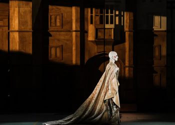 Οι-πρώτες-εντυπωσιακές-φωτογραφίες-και-βίντεο-από-την-Άννα-Μπολένα,-πριν-την-πρεμιέρα-στην-Εθνική-Λυρική