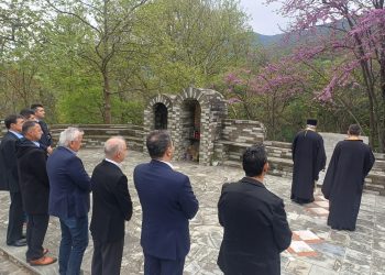 Δήμος-Τεμπών:-Τρισάγιο-στη-μνήμη-των-αδικοχαμένων-μαθητών-από-το-Μακροχώρι-Ημαθίας-στα-Τέμπη-(ΦΩΤΟ)