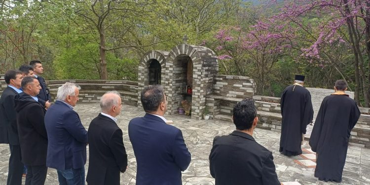 Δήμος-Τεμπών:-Τρισάγιο-στη-μνήμη-των-αδικοχαμένων-μαθητών-από-το-Μακροχώρι-Ημαθίας-στα-Τέμπη-(ΦΩΤΟ)