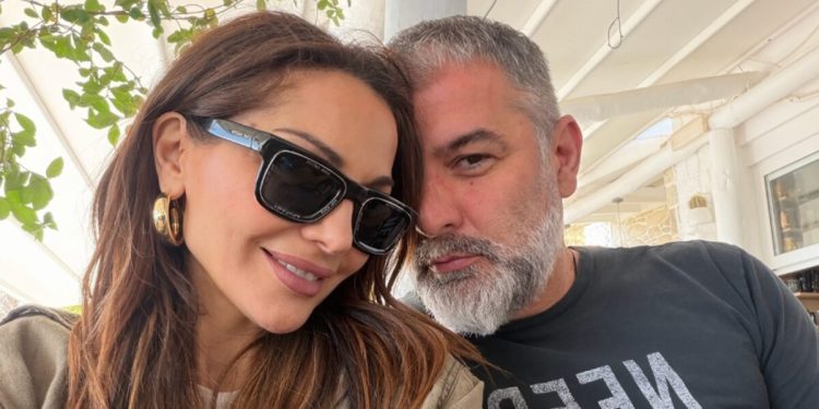 Δέσποινα-Βανδή-–-Βασίλης-Μπισμπίκης:-Η-πασχαλινή-τους-εξόρμηση-στην-Κρήτη-και-οι-ηλιοθεραπείες-στην-παραλία