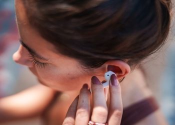 Ακοή-σε-κίνδυνο:-Η-αλήθεια-πίσω-από-την-ένταση-και-τα-in‑ear-ακουστικά