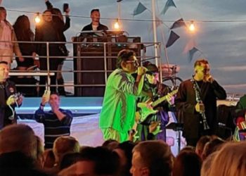 Ξέφρενο-γλέντι-το-Πάσχα-στην-Πάρο-με-live-του-Νίκου-Κουρκούλη,-δείτε-βίντεο