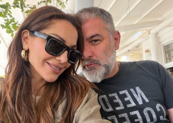 Βασίλης-Μπισμπίκης-και-Δέσποινα-Βανδή-πέρασαν-το-Πάσχα-με-φίλους-τους-στην-Κρήτη-–-Δείτε-φωτογραφίες