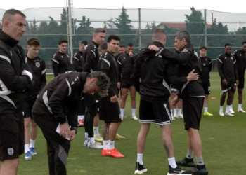 Υπέροχη-στιγμή:-Η-αγκαλιά-των-παικτών-του-ΠΑΟΚ-στον-Ραζβάν-για-τον-Μιρτσέα-(vid)