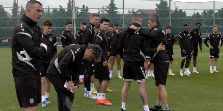 Υπέροχη-στιγμή:-Η-αγκαλιά-των-παικτών-του-ΠΑΟΚ-στον-Ραζβάν-για-τον-Μιρτσέα-(vid)