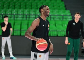 Ο-Χέις-Ντέιβις-ταξίδεψε-στο-ρεπό-του-στην-Ινδία-για-να-δει-από-κοντά-το-Ταζ-Μαχάλ!