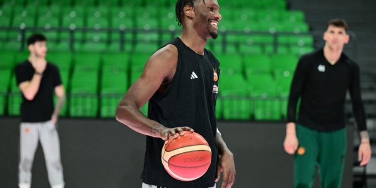 Ο-Χέις-Ντέιβις-ταξίδεψε-στο-ρεπό-του-στην-Ινδία-για-να-δει-από-κοντά-το-Ταζ-Μαχάλ!