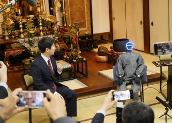 Η-Ιαπωνία-παρουσιάζει-για-πρώτη-φορά-έναν-ανθρωποειδή-ρομπότ-–-ιερέα