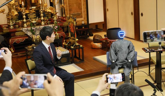 Η-Ιαπωνία-παρουσιάζει-για-πρώτη-φορά-έναν-ανθρωποειδή-ρομπότ-–-ιερέα