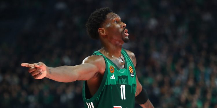 Ο-Νάιτζελ-Χέιζ-Ντέιβις-έκανε-ταξίδι-εξπρές-19-ωρών-στην-Ινδία-για-να-δει-το-Ταζ-Μαχάλ