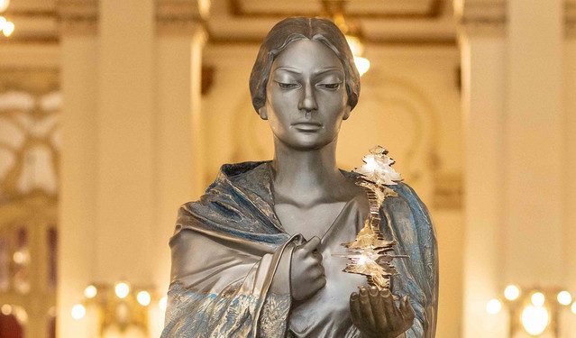 Στην-Όπερα-του-Σάο-Πάολο-το-εμβληματικό-γλυπτό-του-Νίκου-Φλώρου-με-τη-μορφή-της-Μαρίας-Κάλλας