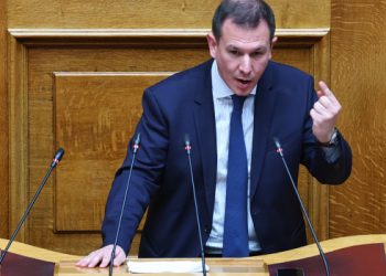 Οργή-Δουδωνή-για-την-εξίσωση-των-γαλάζιων-ρουσφετιών-με-τον-αγώνα-να-μην-καταστραφεί-η-Λέσβος-–-Άγριος-καυγάς-με-τον-Β.Χιώτη